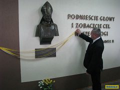 Odsłonięcie tablicy pamiątkowej przez starostę