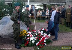 W dniach 1-3 października 2010 r. Oddział PTTK w Radzyniu Podlaskim był organizatorem XXXII Pieszego Rajdu Kleebergowskiego przebiegającego szlakiem ostatniej bitwy wojny obronnej 1939 roku pod Kockiem. Na starcie imprezy stawiło się przeszło 130 osób reprezentujących szkoły podstawowe, gimnazja oraz szkoły ponadgimnazjalne z dwóch powiatów województwa lubelskiego, radzyńskiego i bialskiego. Współorganizatorami imprezy byli Szkoła Podstawowa w Tchórzewie, Stowarzyszenie Wspólnota Samorządowa Powiatu Radzyńskiego, Urząd Marszałkowski w Lublinie oraz Starostwo Powiatowe i Urząd Miasta w Radzyniu Podlaskim. Rajd rozpoczął się zbiórką w pobliżu pałacu Potockich w Radzyniu Podlaskim, skąd uczestnicy wyruszyli autokarem do Tchórzewa. Po uroczystym rozpoczęciu rajdu odbył się pierwszy etap turystycznego marszu na orientację, natomiast wieczorem przeprowadzony został konkurs krajoznawczy. W sobotę rajdowicze udali się do pobliskiego Bełcząca, gdzie w miejscu przeprawy wojsk Samodzielnej Grupy Operacyjnej „Polesie” przez Tyśmienicę złożyli kwiaty. Następnie młodzież wyruszyła na trasę kolejnego etapu turystycznego marszu na orientację. Drugiego dnia imprezy odbył się też konkurs sprawnościowy pod hasłem „Biathlon letni”, a także miało miejsce uroczyste zakończenie rajdu połączone z podsumowaniem przeprowadzonych konkurencji oraz wyróżnieniem pucharami, dyplomami i nagrodami rzeczowymi najlepszych uczestników – poinformował nas Bogdan Fijałek, prezes Oddziału PTTK w Radzyniu Podlaskim. W turystycznej imprezie na orientację, w kategorii dzieci, najlepszą orientację w terenie wykazały się cztery drużyny: Klaudia Michalska i Edyta Zalewska oraz Sebastian Skowron i Karol Smogorzewski z Woli Osowińskiej, a także Marta Żarkiewicz, Jędrzej Masztaleruk i Mateusz Pietruczyk oraz Wiktoria Dobosz i Piotr Bujnik z Gimnazjum w Sosnówce. Wśród uczestników kategorii młodzieżowej zwyciężyły Aleksandra Odrzygóźdź i Iwona Korulczyk z Gimnazjum nr 1 w Radzyniu Podlaskim oraz Dorota Zając i Weronika Paszkowska z I LO w Radzyniu Podlaskim. W kategorii juniorów pierwsze miejsce zajął Kamil Mirosław z Białej k. Radzynia Podlaskiego. Puchary, dyplomy i nagrody wręczał Wójt Gminy Borki, Henryk Mateusiak. W konkursie krajoznawczym największą wiedzę zaprezentowali: Marta Michalska ze Szkoły Podstawowej w Woli Chomejowej, Kacper Fijałek ze Szkoły Podstawowej nr 2 w Radzyniu Podlaskim, Marta Sobieszek z Gimnazjum nr 2 w Radzyniu Podlaskim oraz Dorota Zając z I LO w Radzyniu Podlaskim. Z kolei w konkursie sprawnościowym zwyciężyli Magdalena Kazimierczuk ze Szkoły Podstawowej w Woli Chomejowej, Patryk Grzywacz ze Szkoły Podstawowej w Domaszewnicy, Monika Mitura i Michał Latoch z Gimnazjum w Woli Osowińskiej, Sebastian Włoszek z Zespołu Szkół Rolniczych w Woli Osowińskiej oraz Martyna Reszko z I LO w Radzyniu Podlaskim.