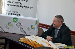 Starosta Lucjan Kotwica z nagrodami dla zwycięzców konkursu