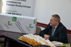 Starosta Lucjan Kotwica z nagrodami dla zwycięzców konkursu