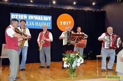Grupa seniorów na scenie
