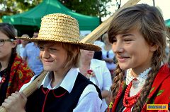 Para dzieciaków przebrana za dawnych rolników