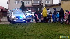 Dzieci z policjantem