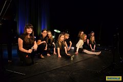 Grupa taneczno-rytmiczna na scenie