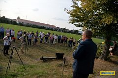 Mariusz Skoczylas przemawia do zgromadzonych osób