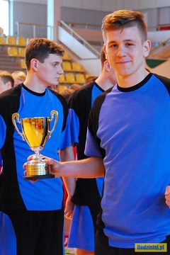 Mateusz Łakomy (kapitan drużyny) z trofeum za zajęcie trzeciego miejsca w woj. lubelskim