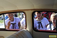 Dziewczynki zaglądają do wnętrza starego pojazdu