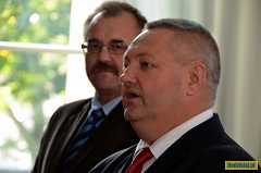 Starosta Lucjan Kotwica. W tle wiceburmistrz Mirosław Kałuski.