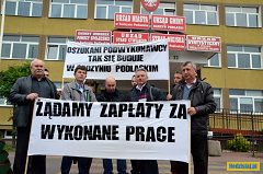 Pikietujący pod Urzędem Miasta